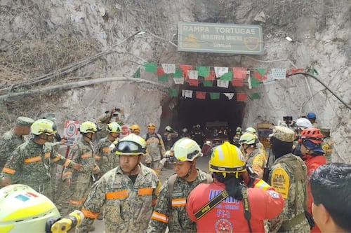 Sale con vida minero atrapado en Sinaloa, Francisco Zapata es rescatado de la mina Santa Fe