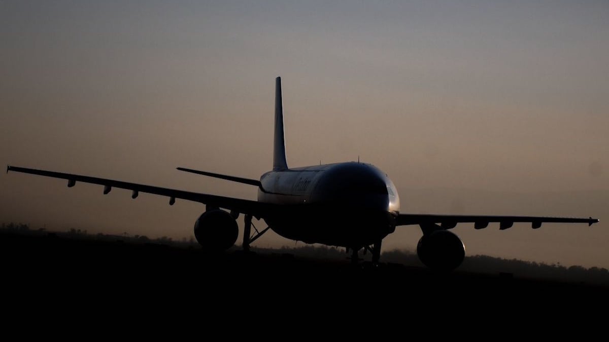 Un avión aterriza en el AICM
