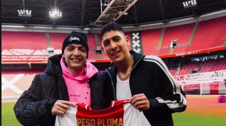 Edson Álvarez junto al famoso cantante I @Ajax