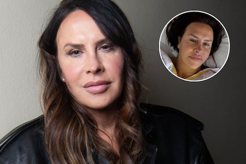 Karla Sofía Gascón reaparece desde una camilla de hospital, ¿qué le pasó?