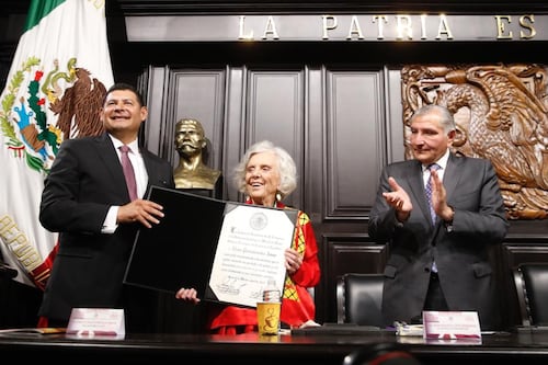 Elena Poniatowska recibe Medalla Belisario Domínguez