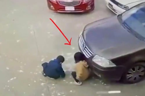 Video: Niña de tres años es atropellada mientras jugaba en estacionamiento de mercado