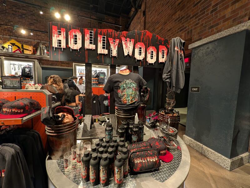 Probamos el nuevo Google Pixel 10 Pro entre luces tenebrosas, monstruos y niebla en Universal Studios Hollywood