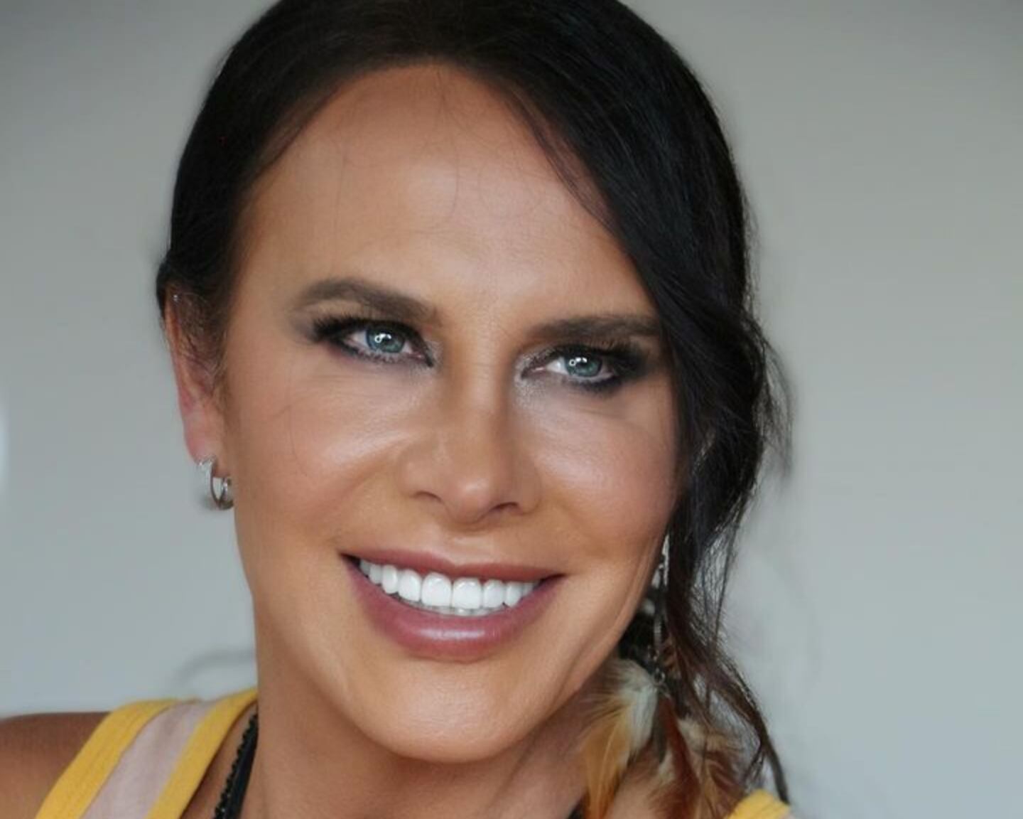 Karla Sofía Gascón se muestra desnuda y en bikini en Instagram