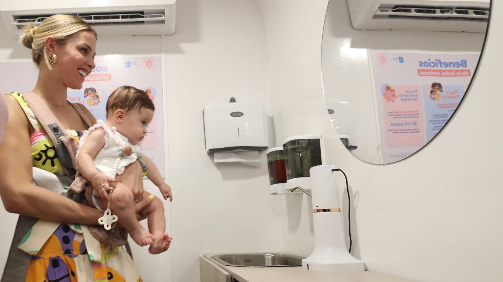 Mariana Rodríguez llevó a la pequeña Mariel con quien recorrió el lactario.