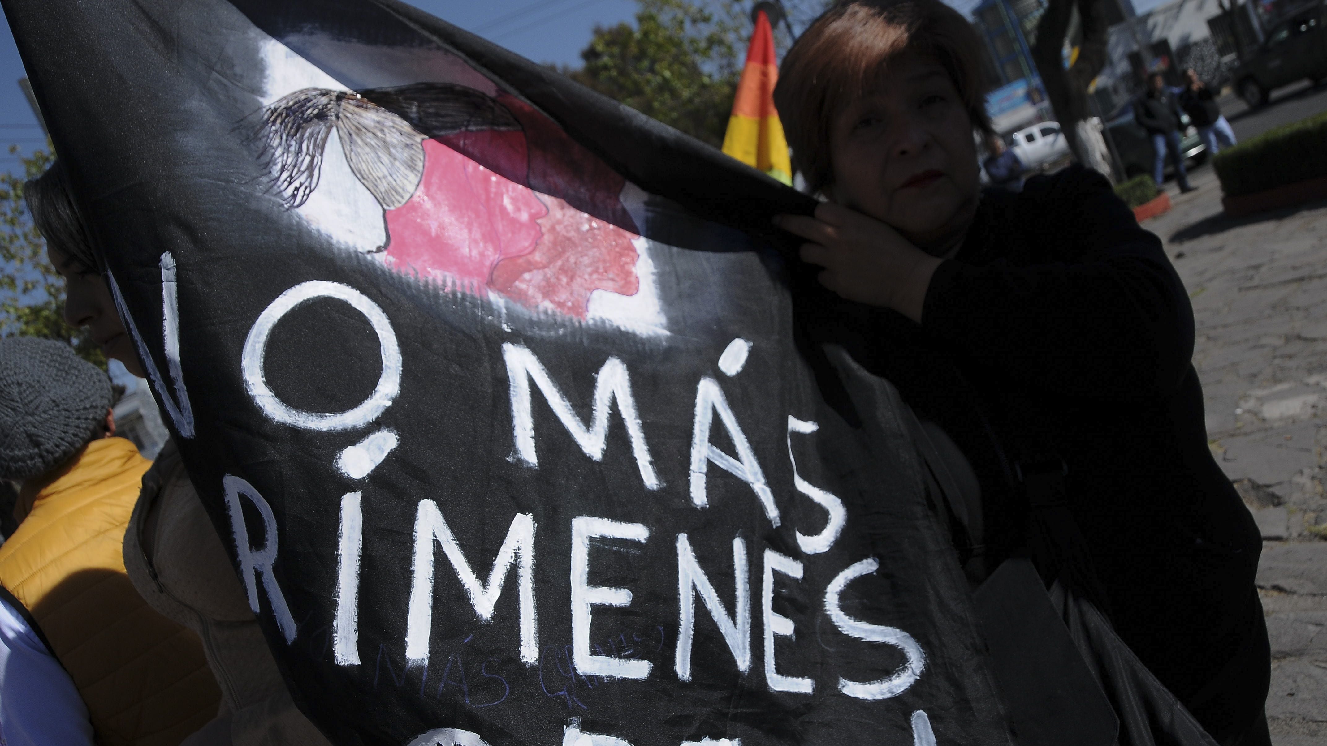 TOLUCA, ESTADO DE MÉXICO, 21MARZO2017.- Activistas y miembros de la comunidad gay en Toluca, se manifestarón en el Hemiciclo a Juárez, del Jardín Reforma, en la capital del Estado. Los manifestantes pedían matrimonio igualitario, reconocimiento a la identidad de sexo genérica y la tipificación a los crímenes de odio.
FOTO: TONATIU CRUZ /CUARTOSCURO.COM