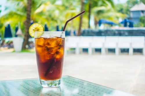Transforma tus días de calor con bebidas frías y personalizables