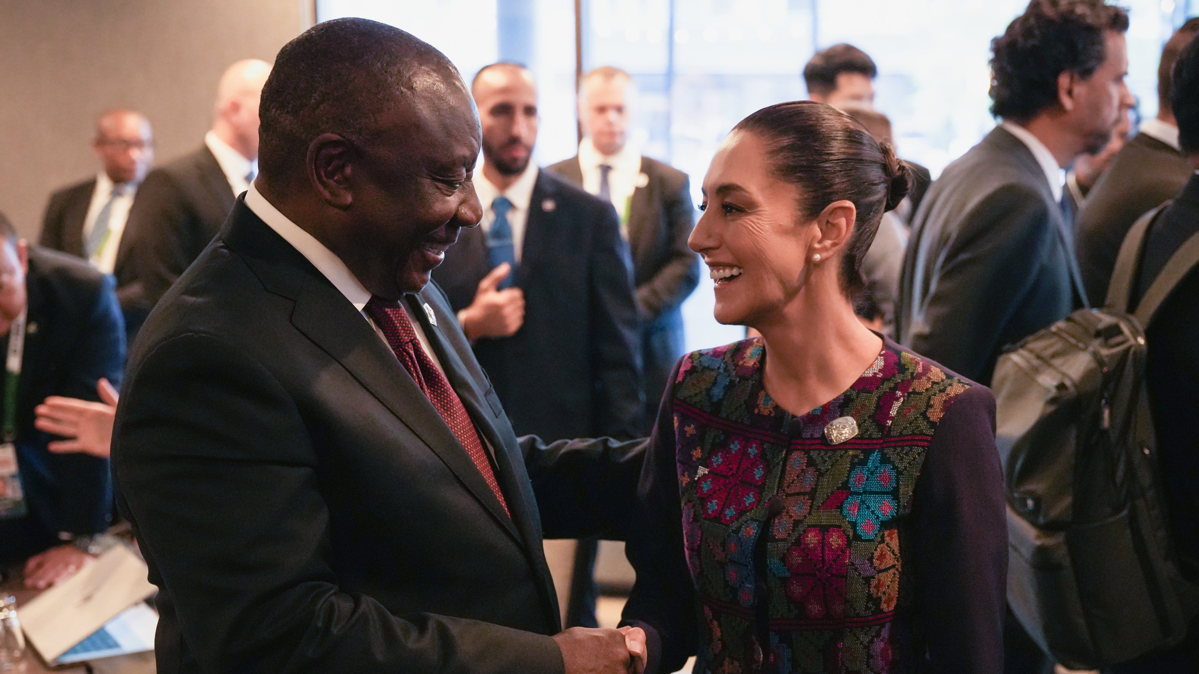 La presidenta de México fue reconocida por The New York Times por su estilo “sofisticado” y su impulso a la moda indígena