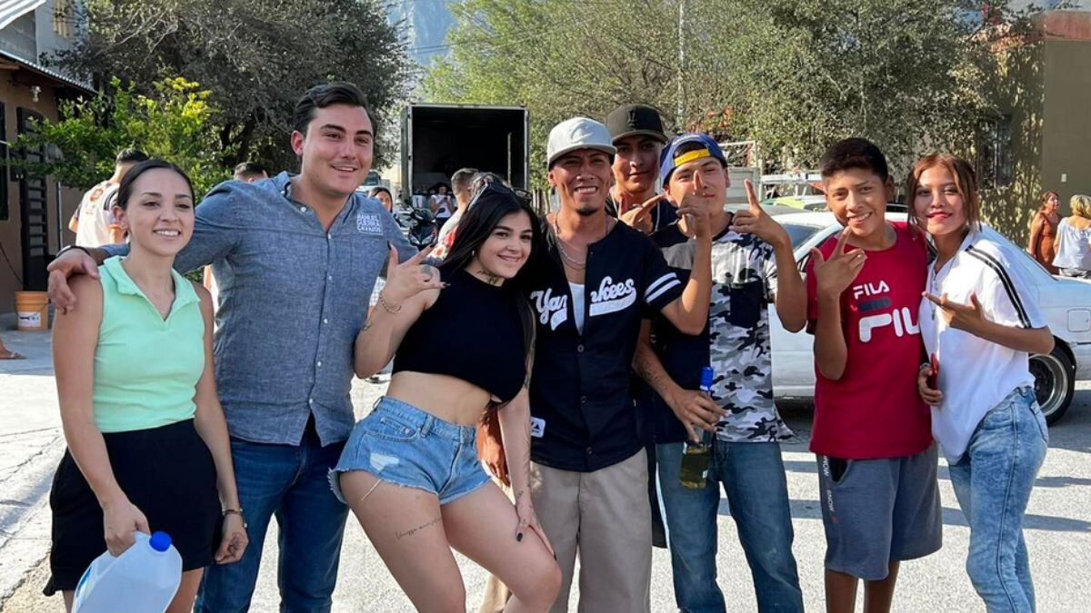 accedió a tomarse fotos con sus seguidores, además de donar garrafones de agua. (Facebook)