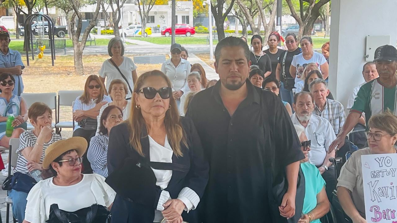 La madre de Karina Barrón y su abogado exigen que se haga justicia.