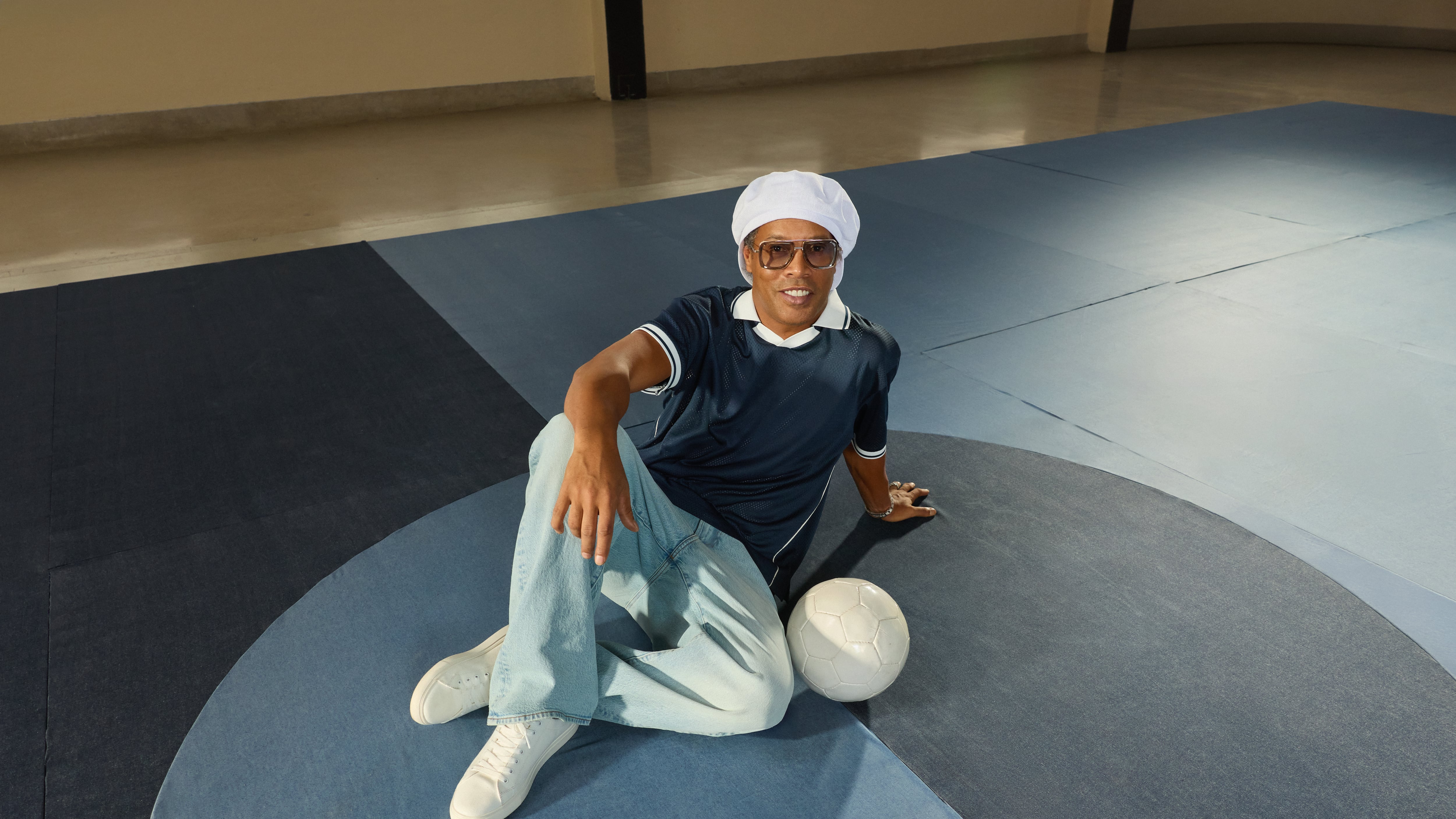 Ronaldinho habla sobre moda, confianza y la importancia de mejorar cada día en una campaña inspirada en quienes encuentran grandeza en lo cotidiano