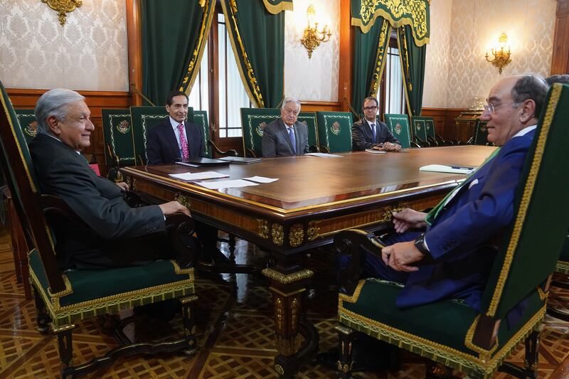 El presidente estuvo acompañado de Rogelio Ramírez de la O, secretario de Hacienda y Crédito Público, y Manuel Bartlett, director de la CFE.