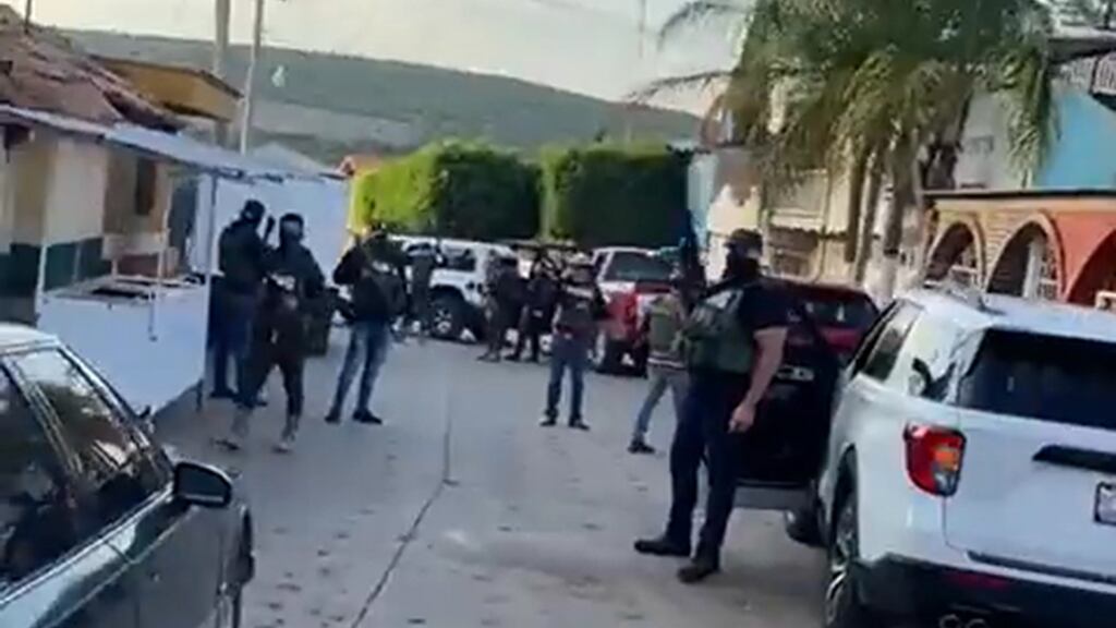 Captura de pantalla del video donde sicarios arriban al poblado de El Volantín en el municipio de Tizapán El Alto.