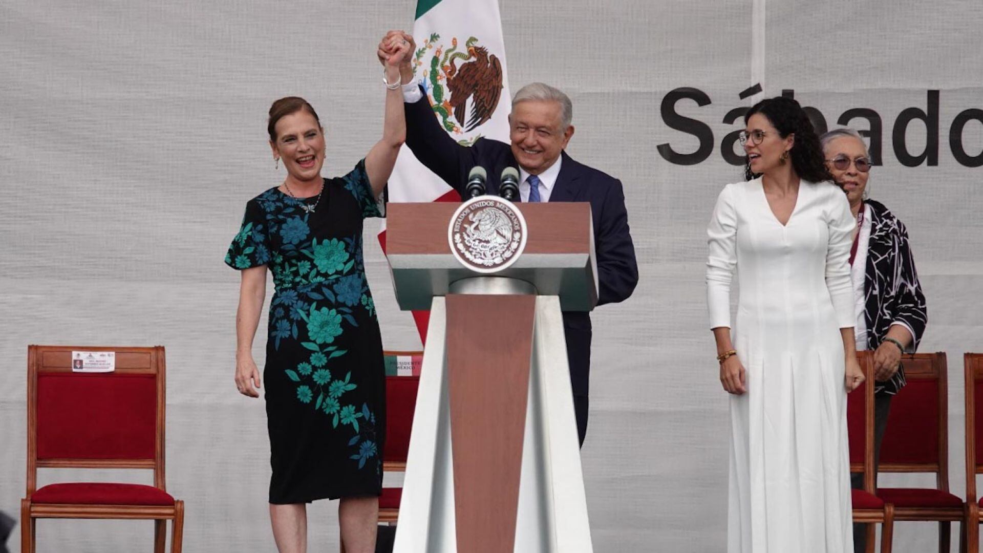 Andrés Manuel López Obrador acompañado de su esposa Beatriz Gutiérrez Müller, en dicho evento.