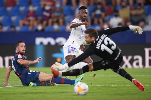 Vinicius rescata al Real Madrid ante el Levante