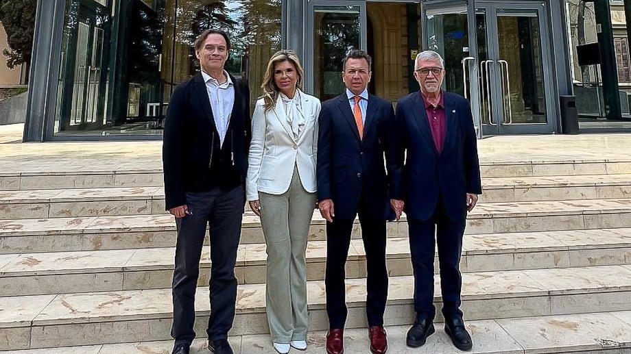 El gobernador de Jalisco se reunió con el Director del BSC, Mateo Valero, así como con Ulises Cortés, Coordinador del Grupo de Inteligencia Artificial de Alto Rendimiento del BSC. CORTESÍA/ GOBIERNO DE JALISCO