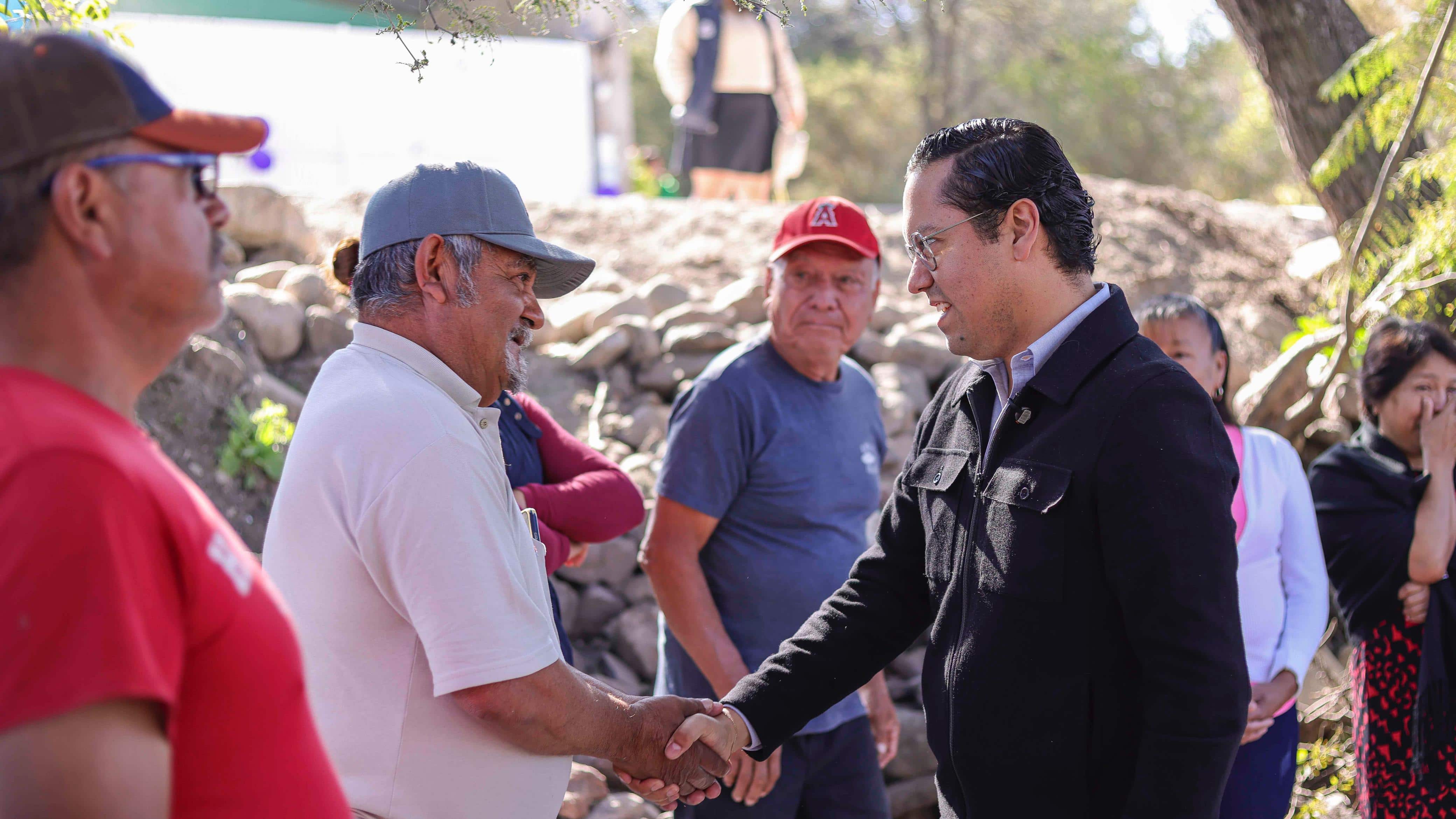 Chepe Guerrero entrega la urbanización de cuatro calles en la comunidad de El Calichar