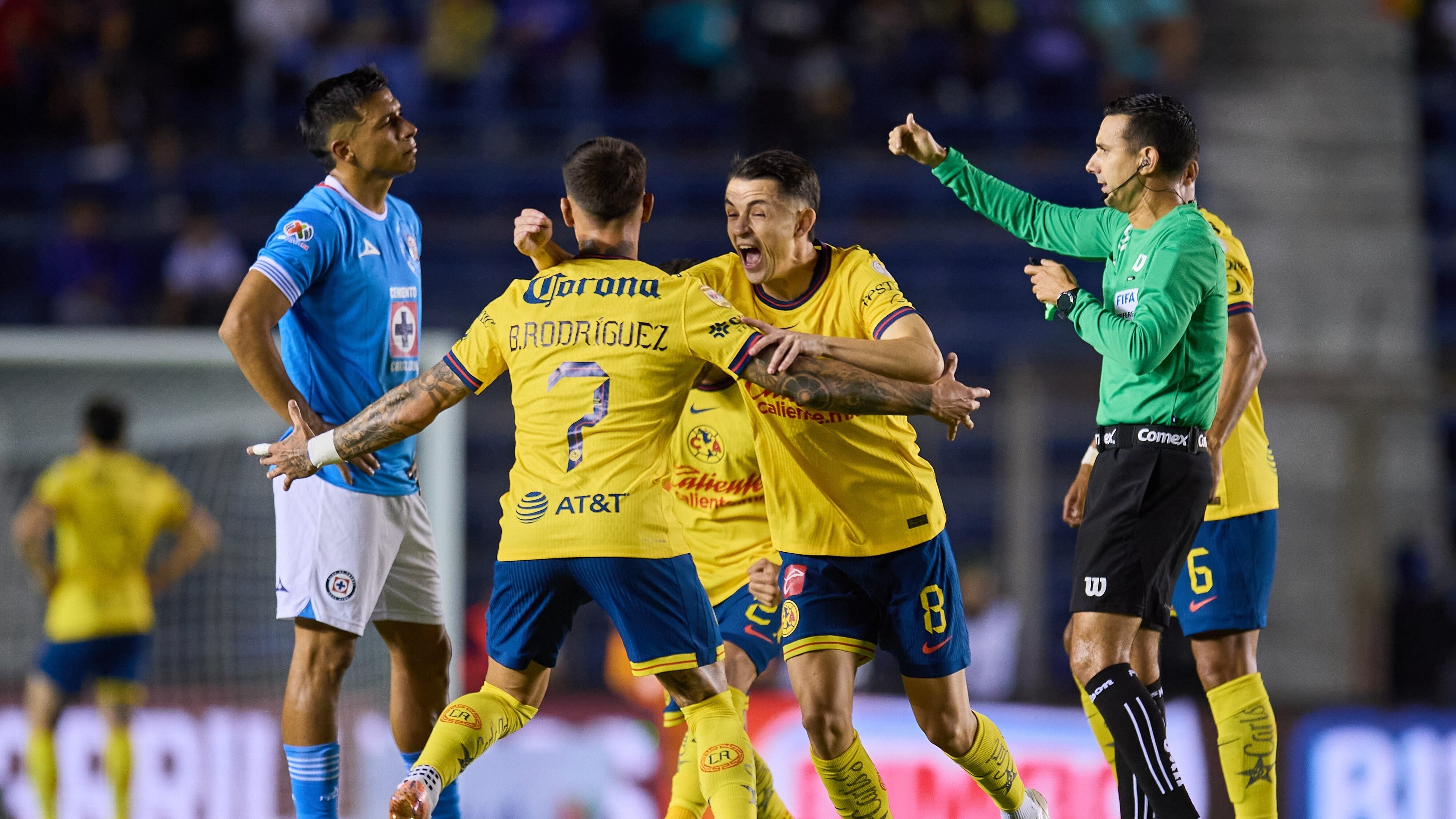 Brian Rodriguez logró marcar un polémico gol en el primer tiempo del Clásico Joven.