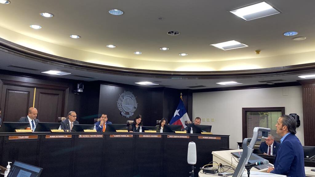 Marco González estuvo en la sesión de cabildo en la que se aprobó el crecimiento del Puente Internacional.