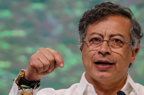 Petro denuncia posibles bajas civiles en bombardeos a Caracas y activa alerta en la frontera con Venezuela