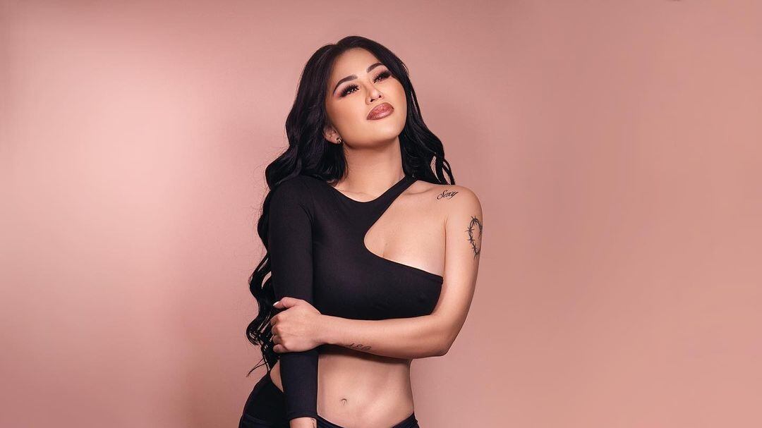 La YouTuber celebró su decisión con peculiar trofeo