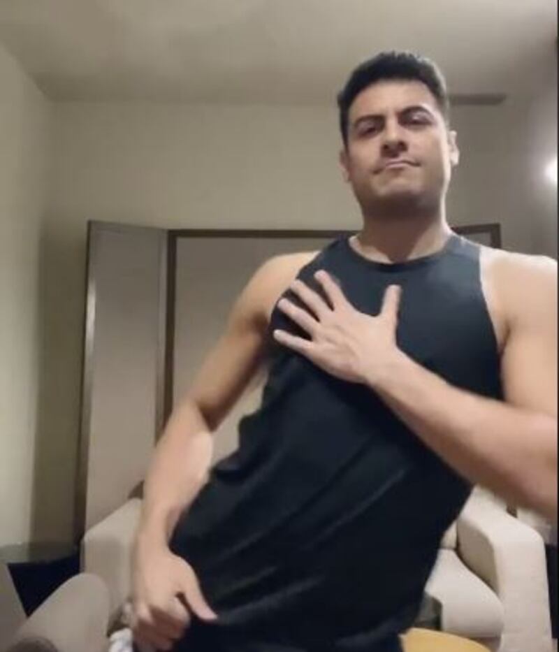 Carlos Rivera en TikTok enamoró a sus fans con sensual baile