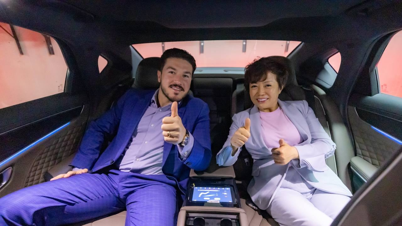 Samuel García y Stella Li, CEO de BYD.