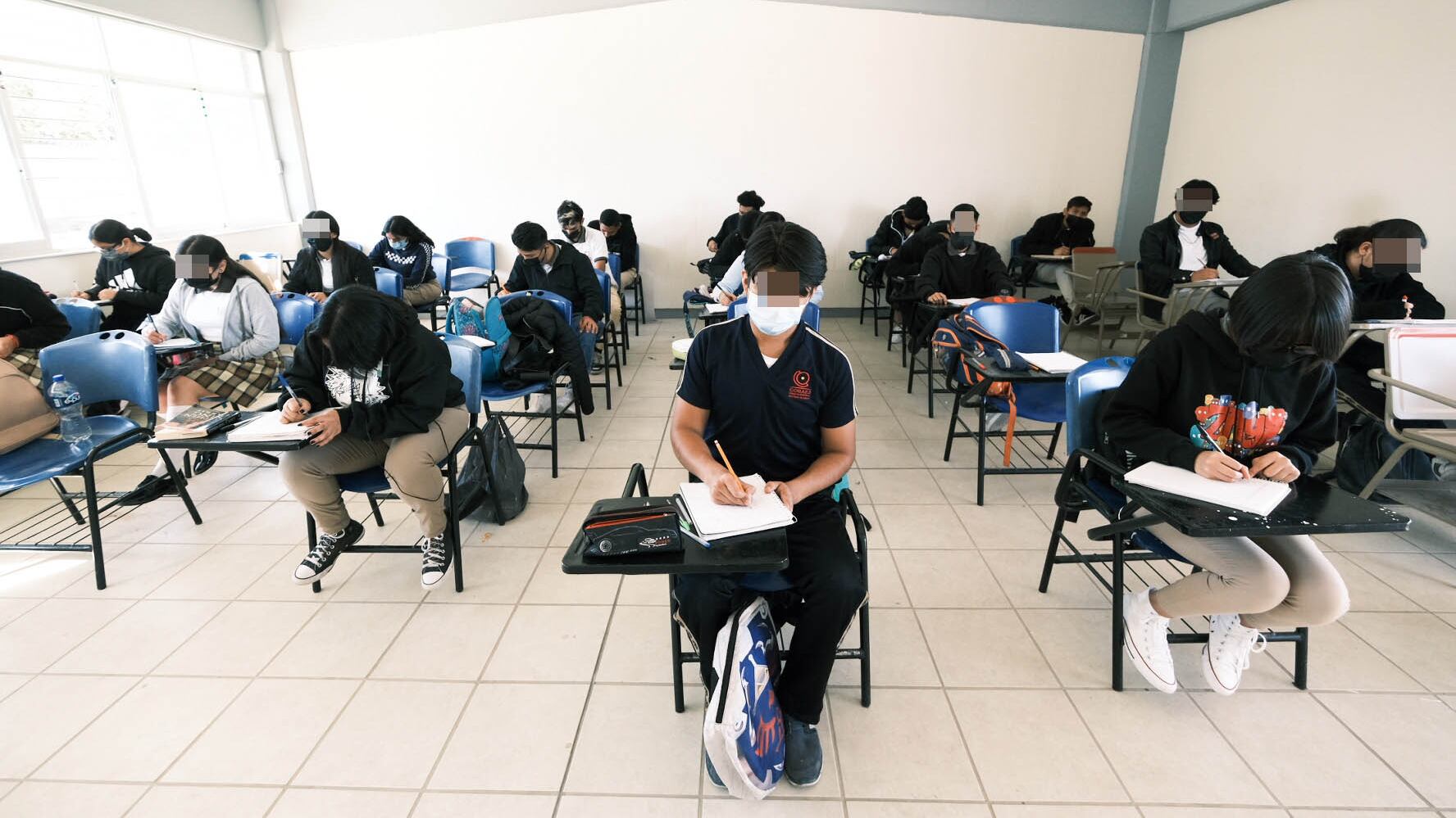 Este lunes regresaron a las aulas 138 mil estudiantes de preparatorias; la Universidad de Guadalajara decidió postergar el retorno.