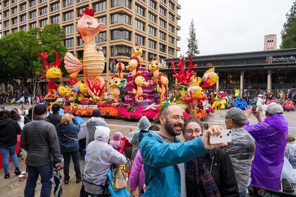 Por primera vez en dos décadas la lluvia fue protagonista en el Desfile de las Rosas de Pasadena