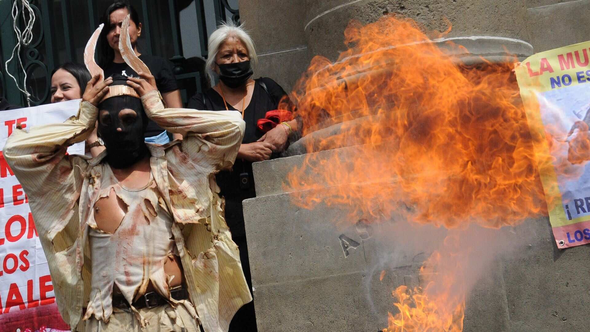 Protesta en contra de las corridas de toros afuera del Congreso de la Ciudad de México..
