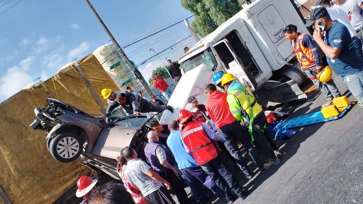 Accidente en la México-Puebla: Trailer sin frenos choca contra 11 vehículos, más de 10 heridos