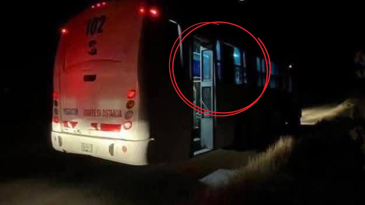 Autobús abandonado en carretera Valles