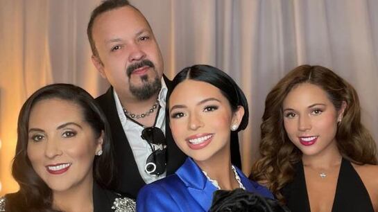 Ángela Aguilar hace de vendedora de quesabirrias por unas horas y confiesa que se ha comido 27 tacos en una sentada