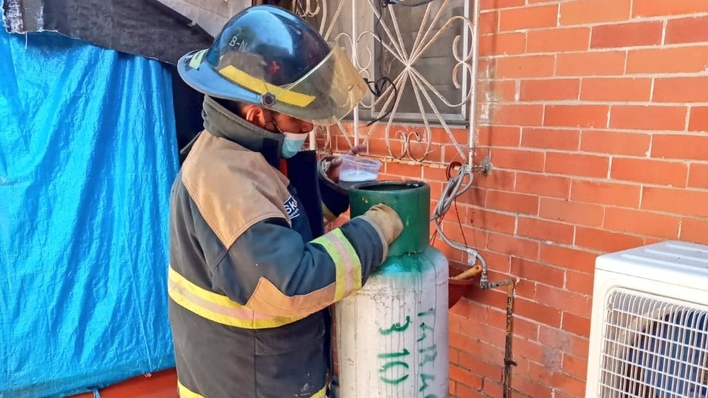 Bombero fuga de gas