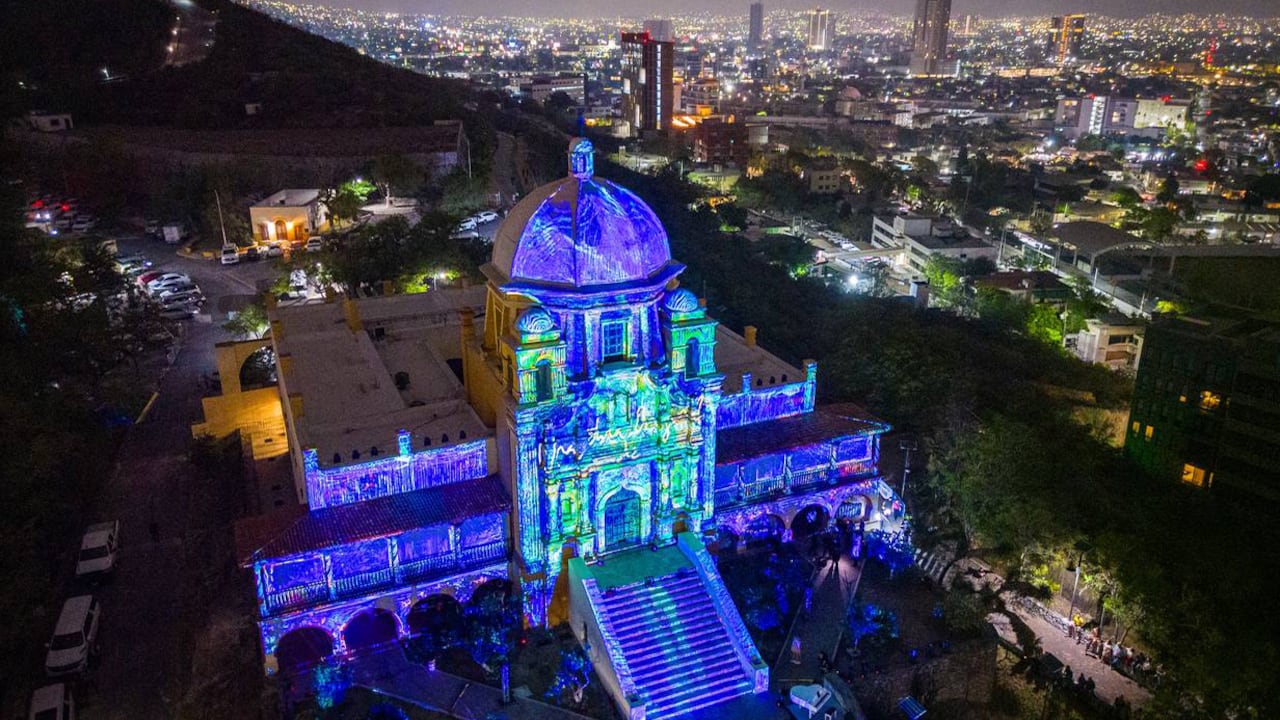 Se usó como lienzo la arquitectura de la fachada barroca del Obispado, construido a finales del siglo XVIII.
