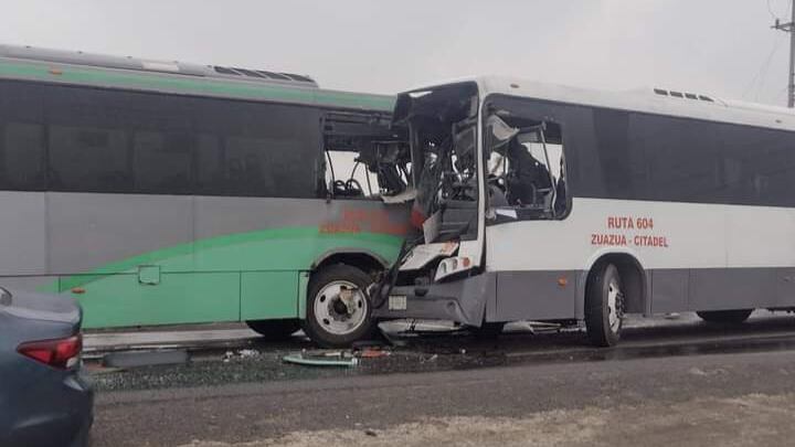 Lo aparatoso de las imágenes indica que los autobuses iban a exceso de velocidad.