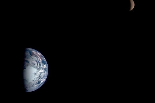 La ISS de la NASA capta alucinante imagen de la Tierra y la Luna en el espacio, que te deja sin palabras