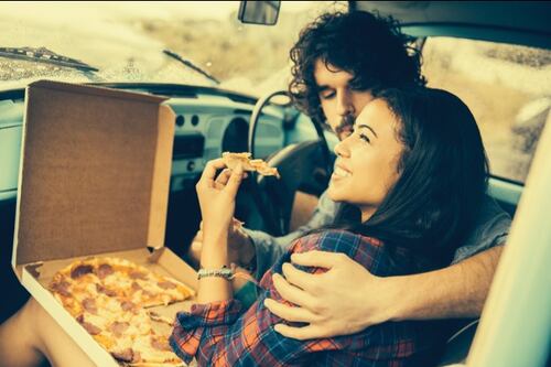 Ahora podrás ordenar tu pizza favorita desde la pantalla de tu auto