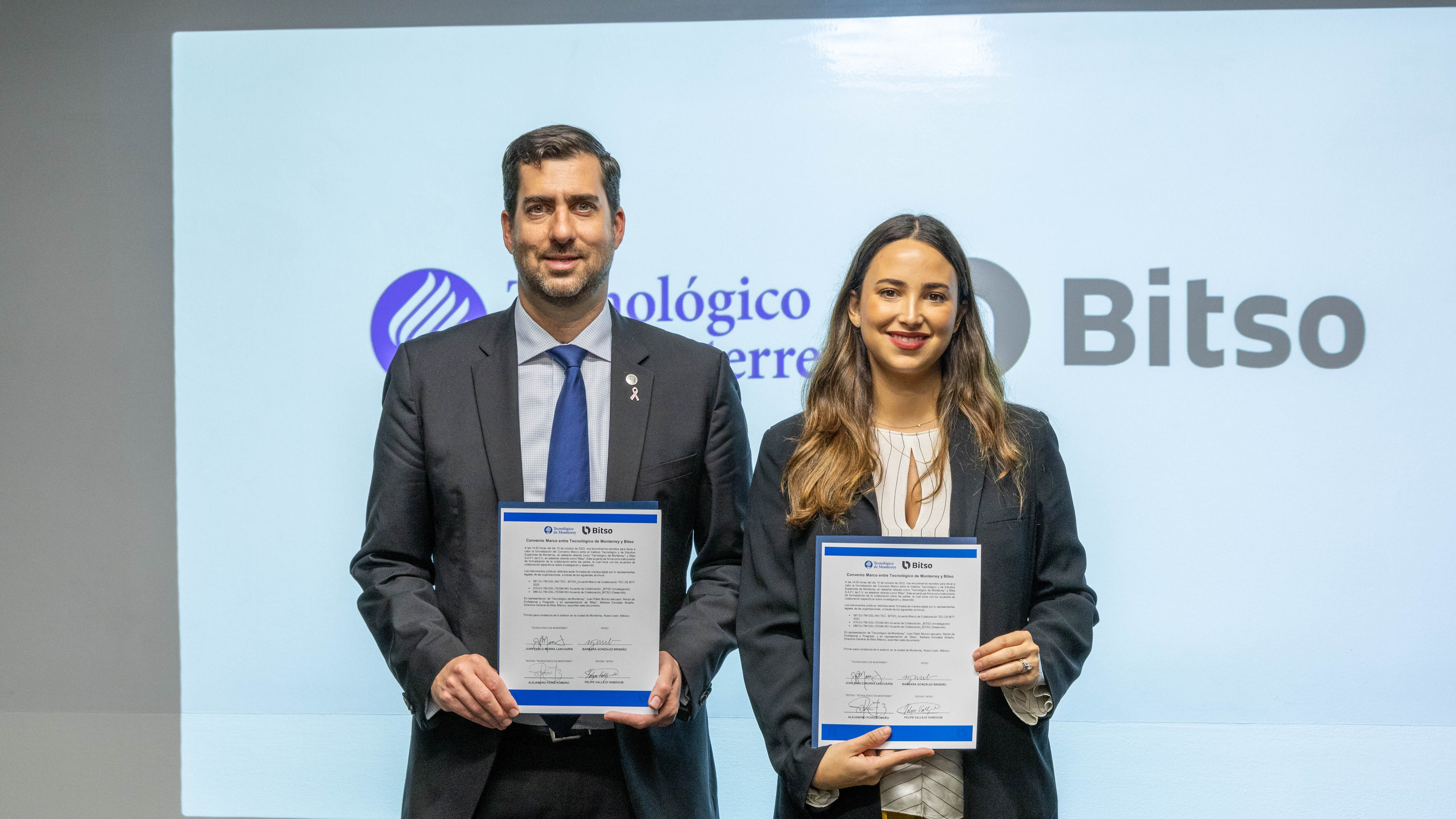 Juan Pablo Murra, rector de Profesional y Posgrado, y Bárbara González Briseño, CEO de Bitso México