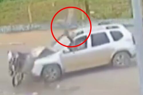 ¿Sobrevivió? Motociclista sufre grave accidente y queda grabado