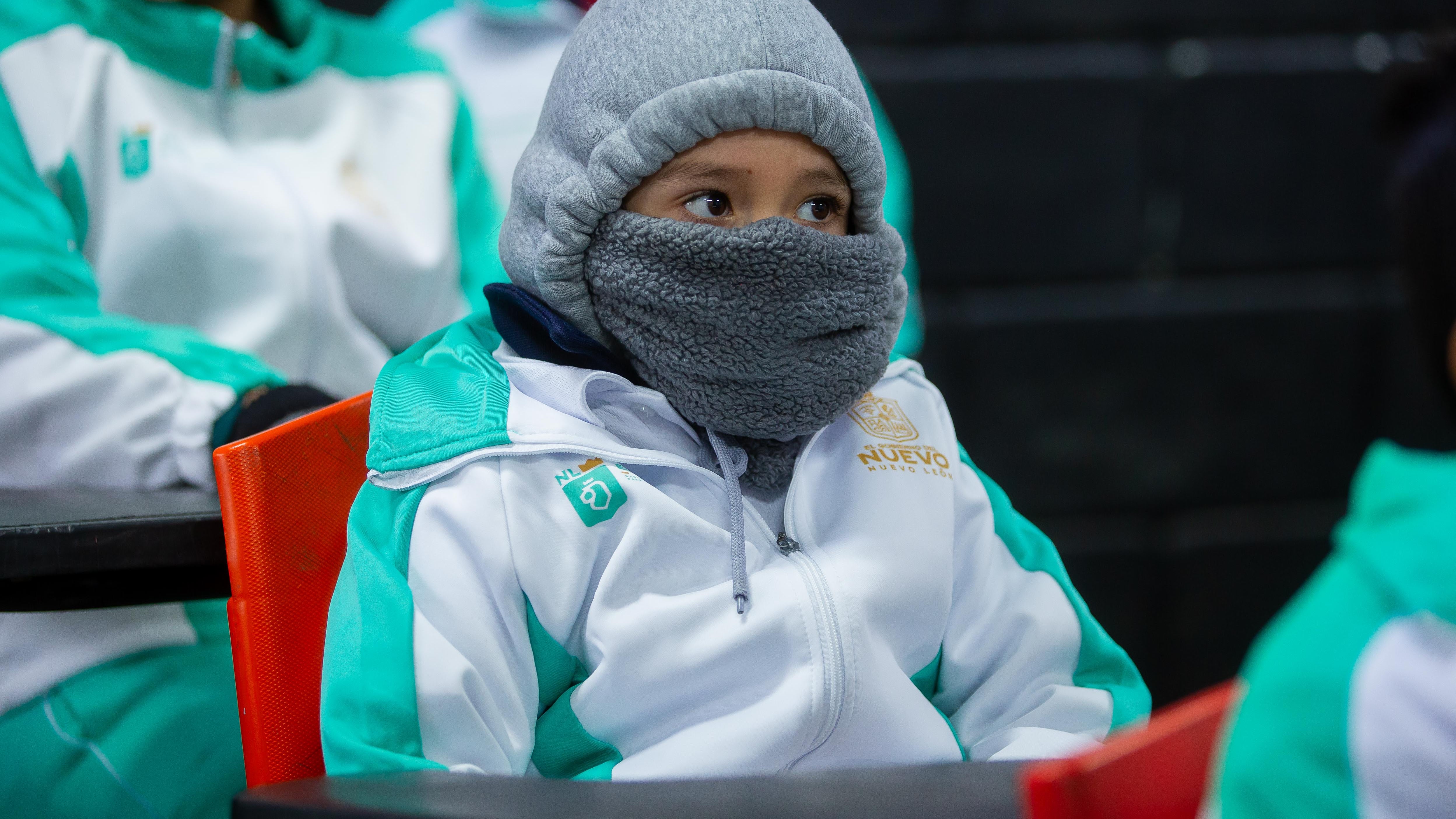 Esta medida, añadió, aplica para los turnos matutino y vespertino, así como para las modalidades de tiempo completo y jornada ampliada.