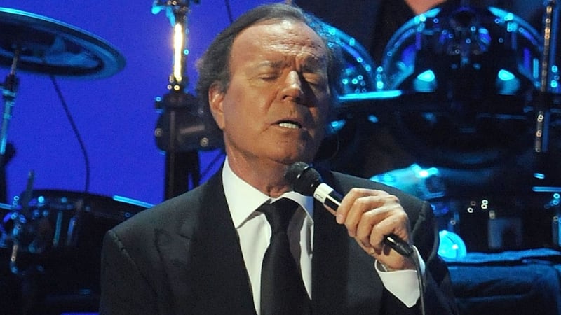 Fiscalía española archiva denuncia contra Julio Iglesias por agresión sexual