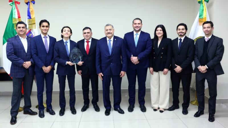 Los alumnos fueron reconocidos por el rector Santos Guzmán López.