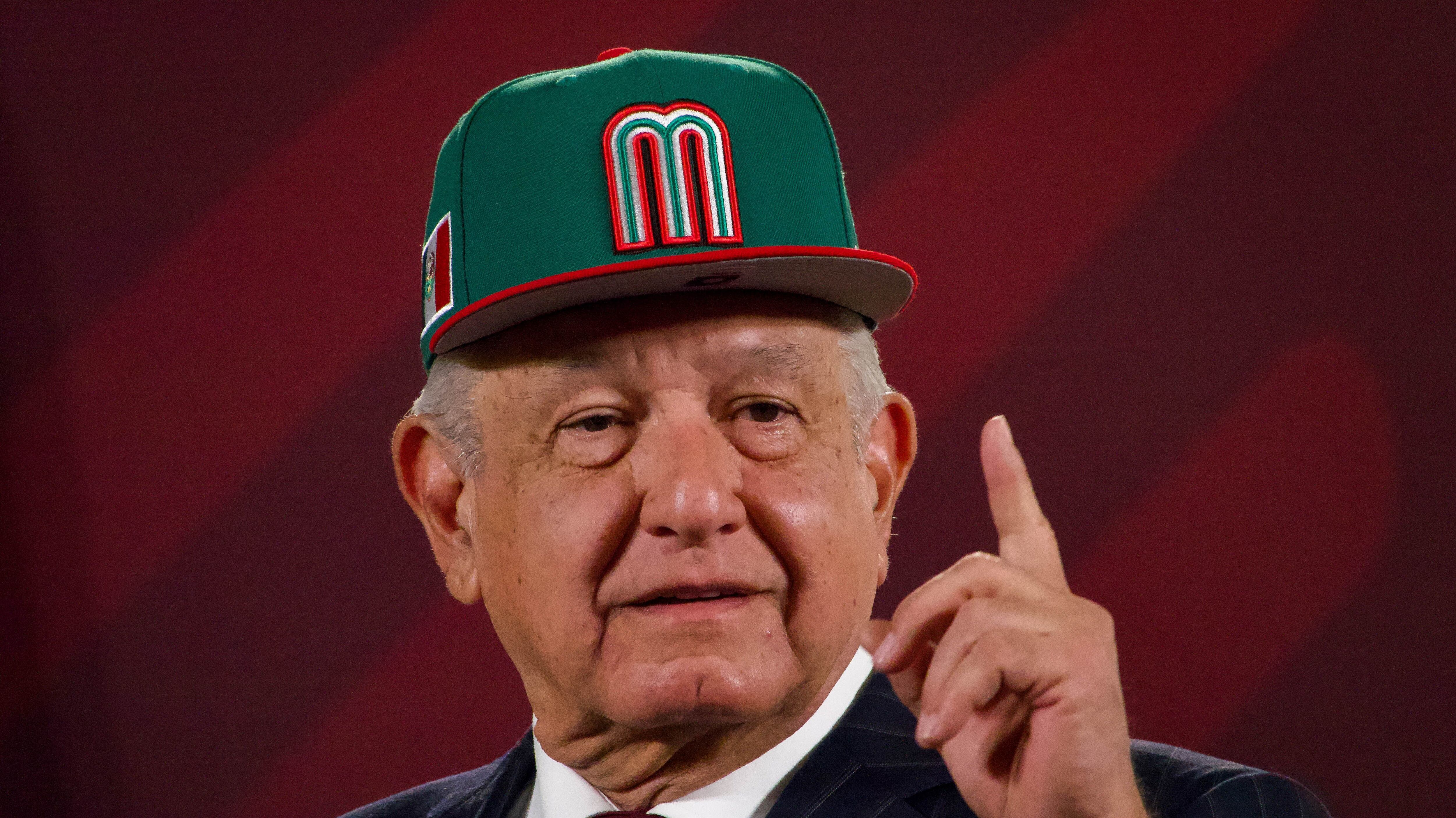 Andrés Manuel López Obrador, presumió su gorra y uniforme