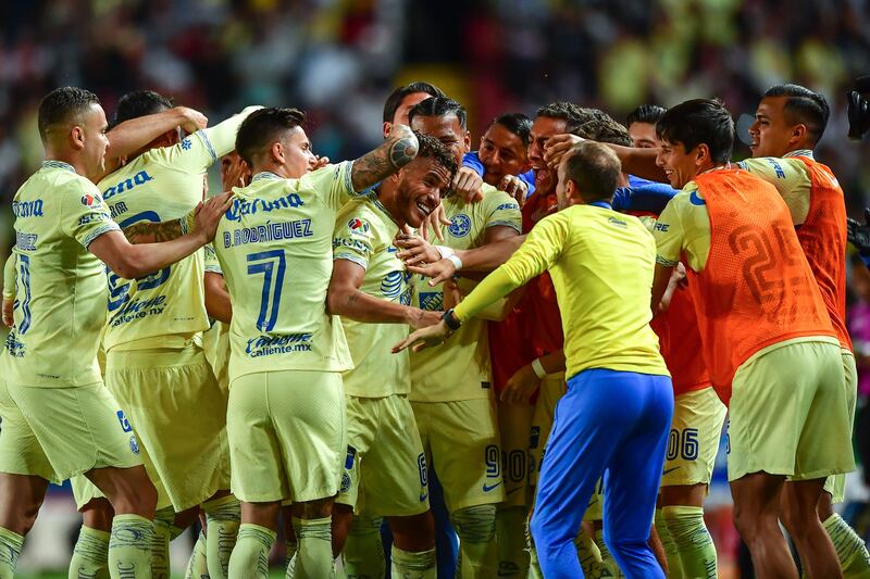 América festeja junto con Jona su primer gol con el club