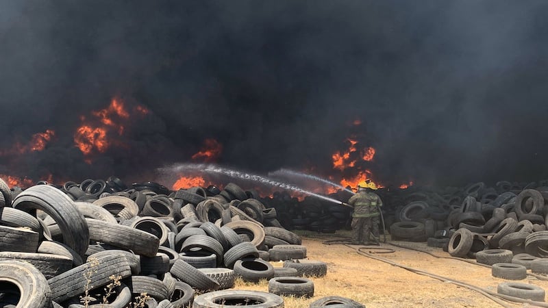 En el combate al fuego se sumaron más de 60 elementos de diferentes corporaciones.