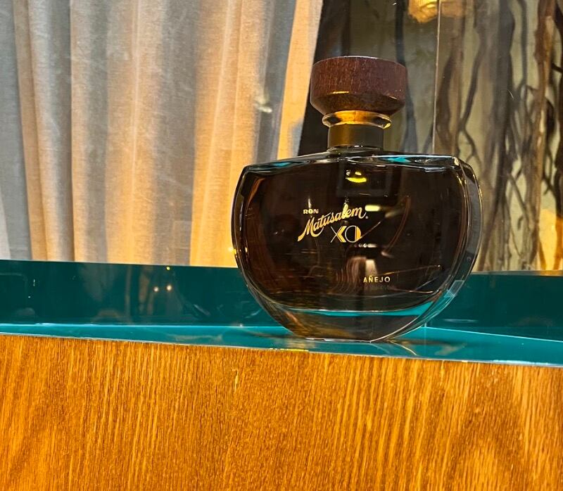 Ron Matusalem sigue celebrando sus 150 años y por ello, hablaremos del Matusalem XO, una exclusiva combinación de los mejores rones añejos de la casa que culmina en un terminado en barricas selectas de vino de Sauternes.