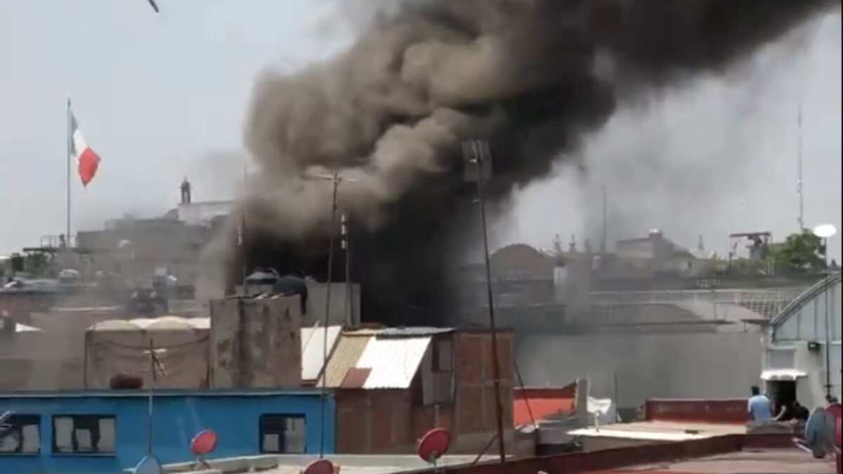 Fuerte incendio arrasa con bodega de plaza comercial en el Centro Histórico de CDMX