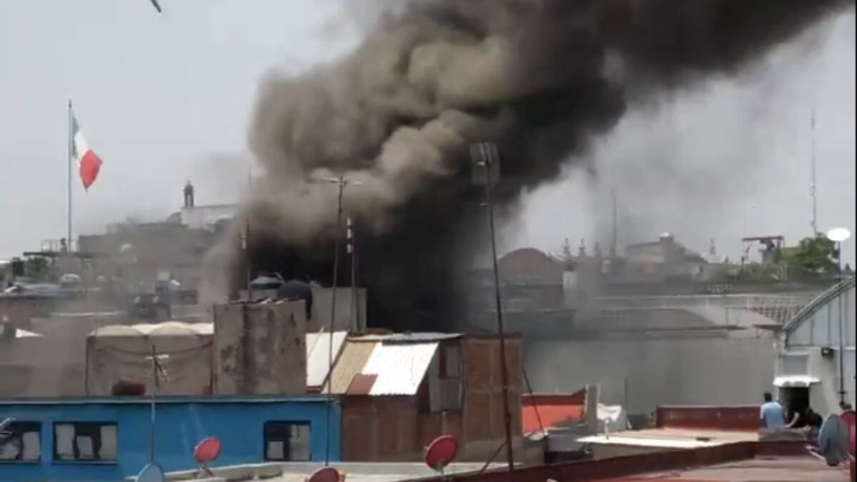 Fuerte incendio arrasa con bodega de plaza comercial en el Centro Histórico de CDMX