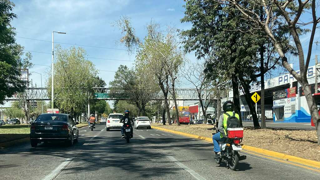 Las restricciones a que manejen por puentes o vías rápidas obedece a las altas velocidades que alcanzan otros vehículos.